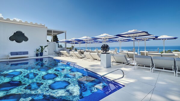 2 outdoor pools, pool loungers