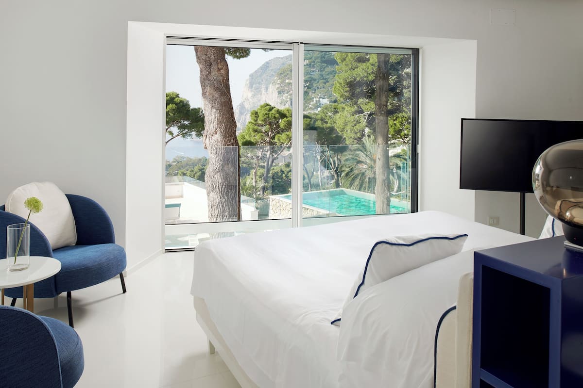 Villa Royal Blue | 1 slaapkamer, een minibar, een kluis op de kamer, een bureau