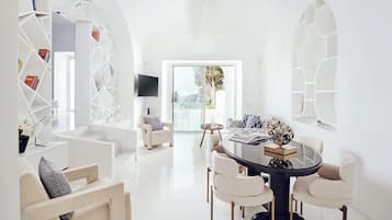 Grand Suite Carmen | Oppholdsområde | Flatskjerm-TV