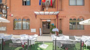 Serveert ontbijt, lunch en diner