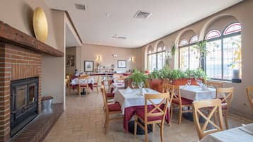 Serveert ontbijt, lunch en diner