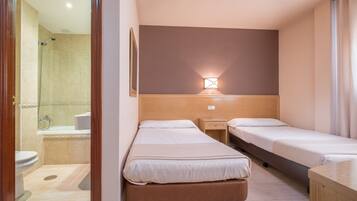 Familiekamer | Luxe beddengoed, een bureau, gratis wifi, beddengoed