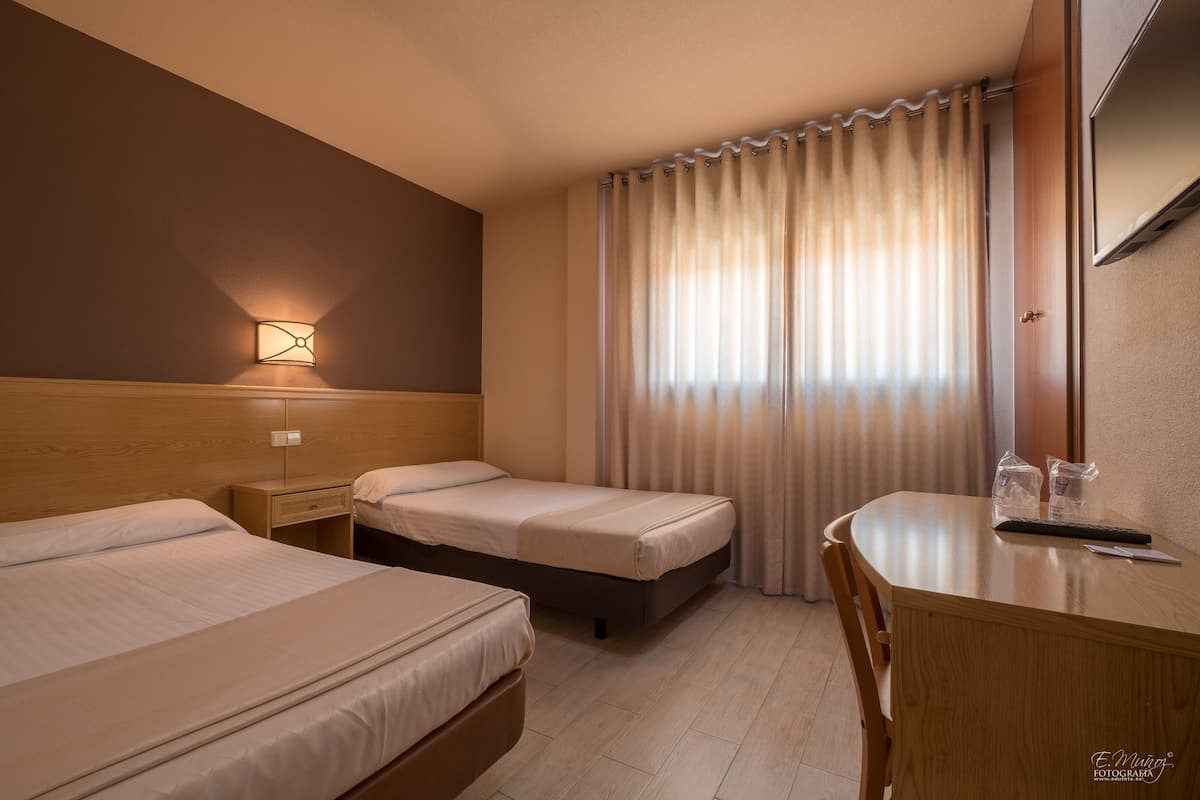 Chambre Familiale | Literie de qualité supérieure, bureau, Wi-Fi gratuit, draps fournis