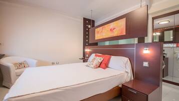 Deluxe tweepersoonskamer, bubbelbad | Luxe beddengoed, een bureau, gratis wifi, beddengoed