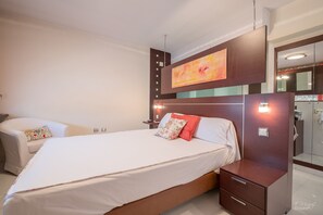Deluxe Double Room, Jetted Tub | Premium bedding, desk, free WiFi, bed sheets - Hotel Vivar (Grinon)