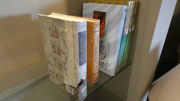 A bookshelf with books, including titles like 'Mitos y Leyendas de España' and 'Los Anales de Palerm'.