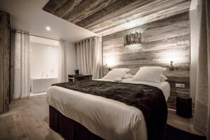 Quarto quádruplo clássico | Cofres nos quartos, escrivaninha, cortinas blackout, Wi-Fi de cortesia