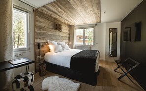 Classic Triple Room | In-room safe, desk, blackout drapes, free WiFi - Rock Noir Hôtel & Spa (La Salle-les-Alpes)