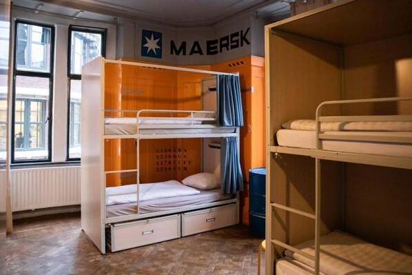 A bunk bed room with a window, a radiator, and a sign that reads "MAERSK". - Hostel ROOM Rotterdam (Rotterdam)