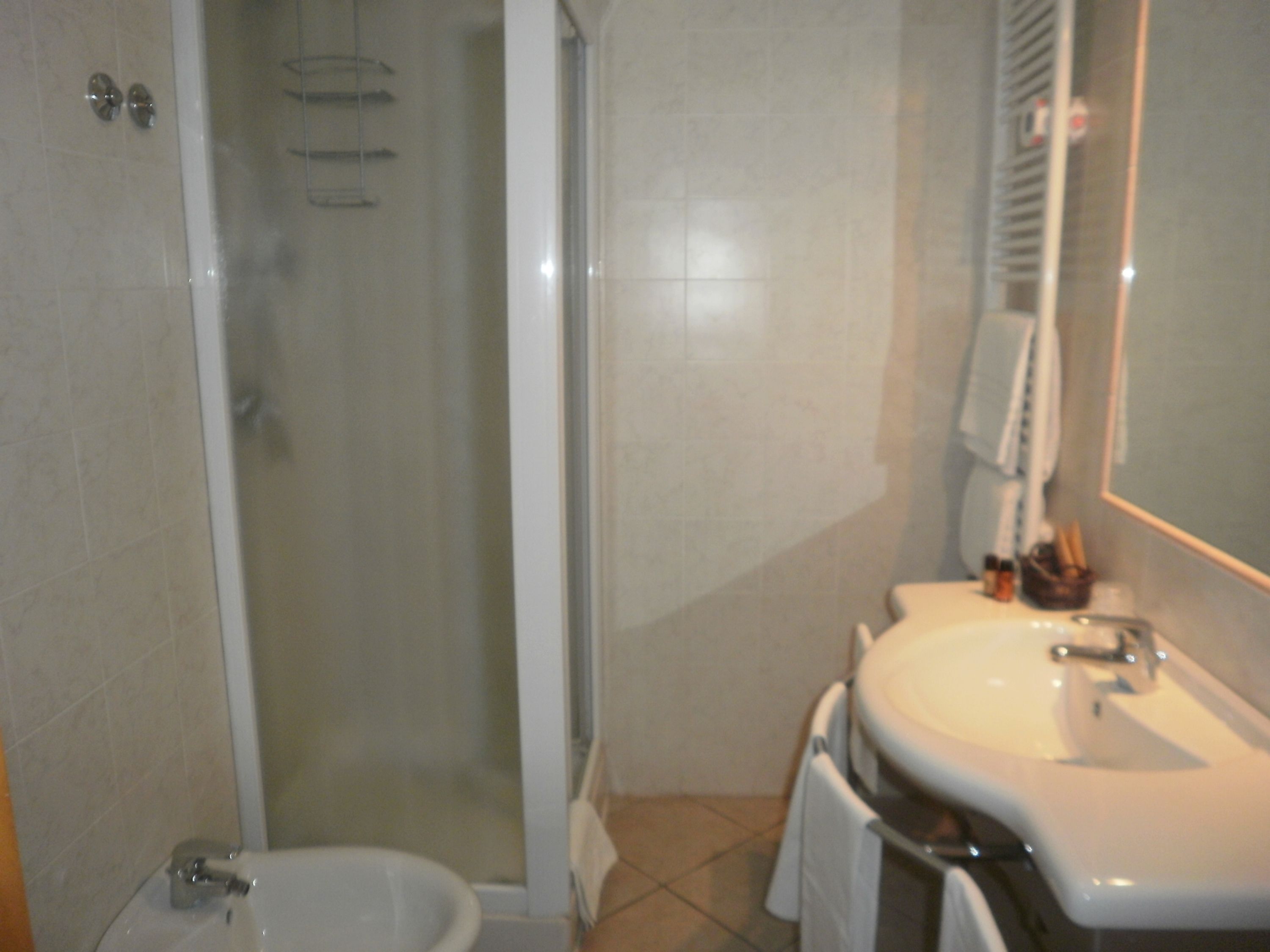 Ein Badezimmer mit Dusche, Toilette und Waschbecken.