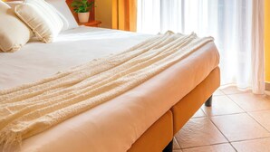 Double Room with Balcony | Safe på rommet, skrivebord, wi-fi (inkludert) og sengetøy