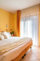 Double Room with Balcony | Una cassaforte in camera, una scrivania, Wi-Fi gratuito, lenzuola