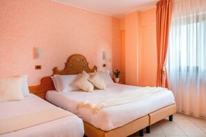 Triple Room with window | Coffres-forts dans les chambres, bureau, Wi-Fi gratuit, draps fournis