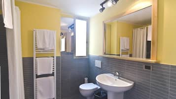 Doccia, asciugacapelli, bidet, asciugamani