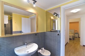 Family Room | Bathroom | Shower, hair dryer, bidet, towels