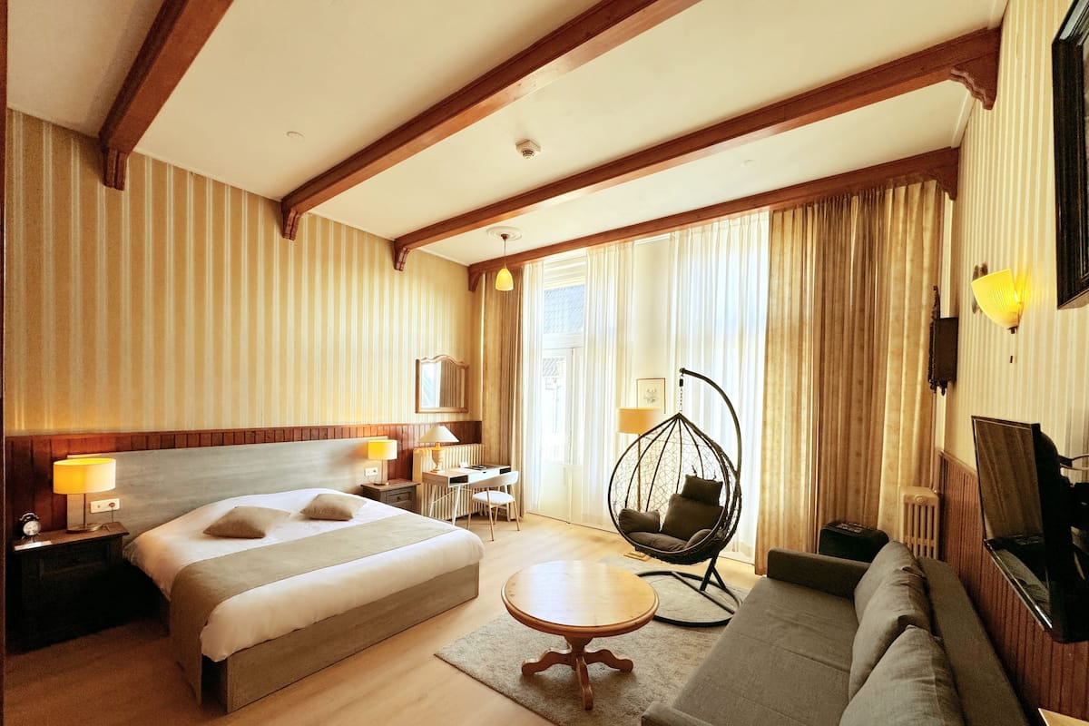 Rom – superior | Safe på rommet, skrivebord, strykejern/-brett og wi-fi (inkludert)