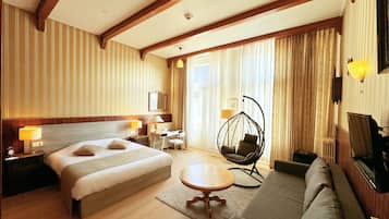 Camera Superior | Una cassaforte in camera, una scrivania, ferro/asse da stiro