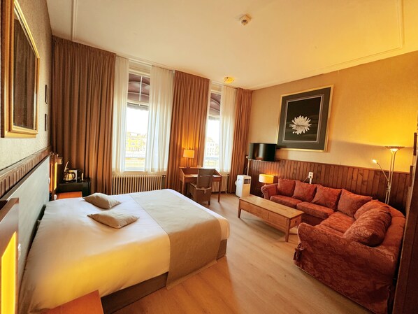 Chambre supérieure | Coffre-fort, bureau, fer et planche à repasser, accès au Wi-Fi (inclus)