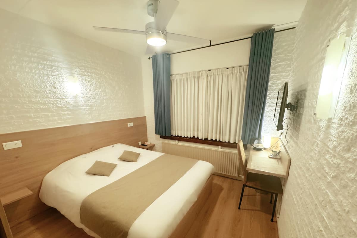 Økonomirom | Safe på rommet, skrivebord, strykejern/-brett og wi-fi (inkludert)