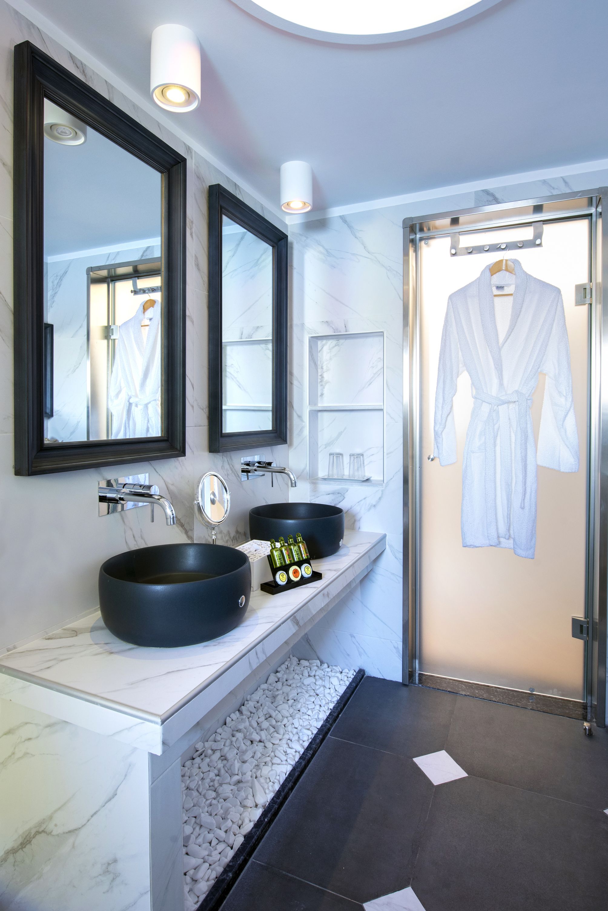 junior suite, 1 double bed with sofa bed, sea view | bathroom | free toiletries, hair dryer, slippers, towels