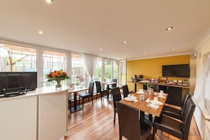 Daily buffet breakfast (EUR 12.9 per person) - Hotel Marco Polo (Hamburg)