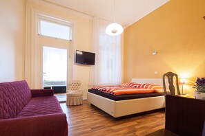 In-room safe, desk, free cots/infant beds, rollaway beds - Hotel Marco Polo (Hamburg)