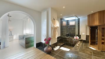 Suite, 1 cama King size (Asia) | Baño | Secadora de cabello, toallas, jabón, shampoo