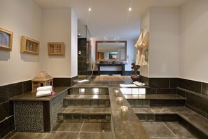 Ropa de cama hipoalergénica y caja de seguridad en la habitación