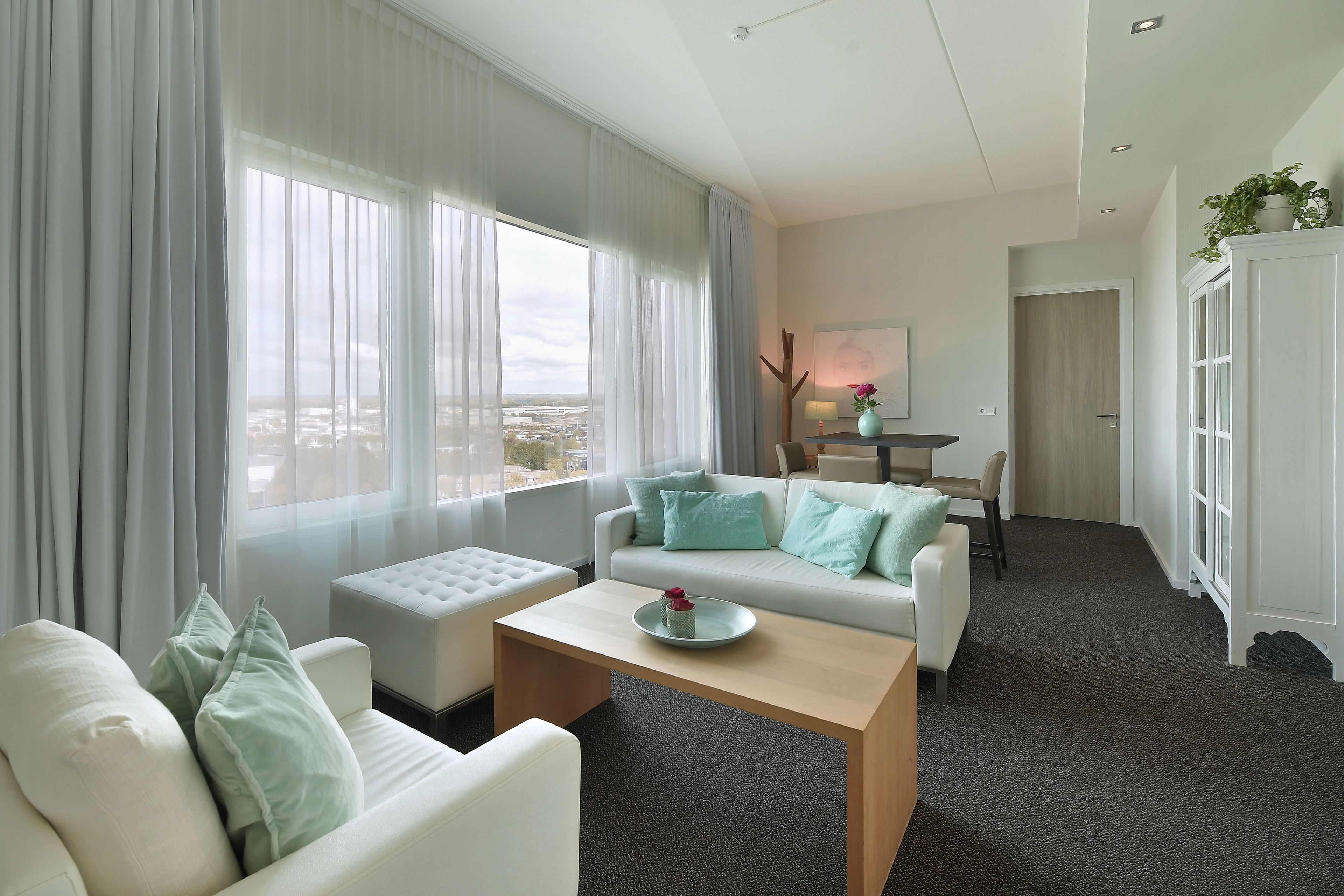 Suíte júnior | Sala de estar | TV de tela plana