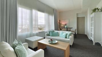 Junior suite | Woonkamer | Een flatscreentelevisie