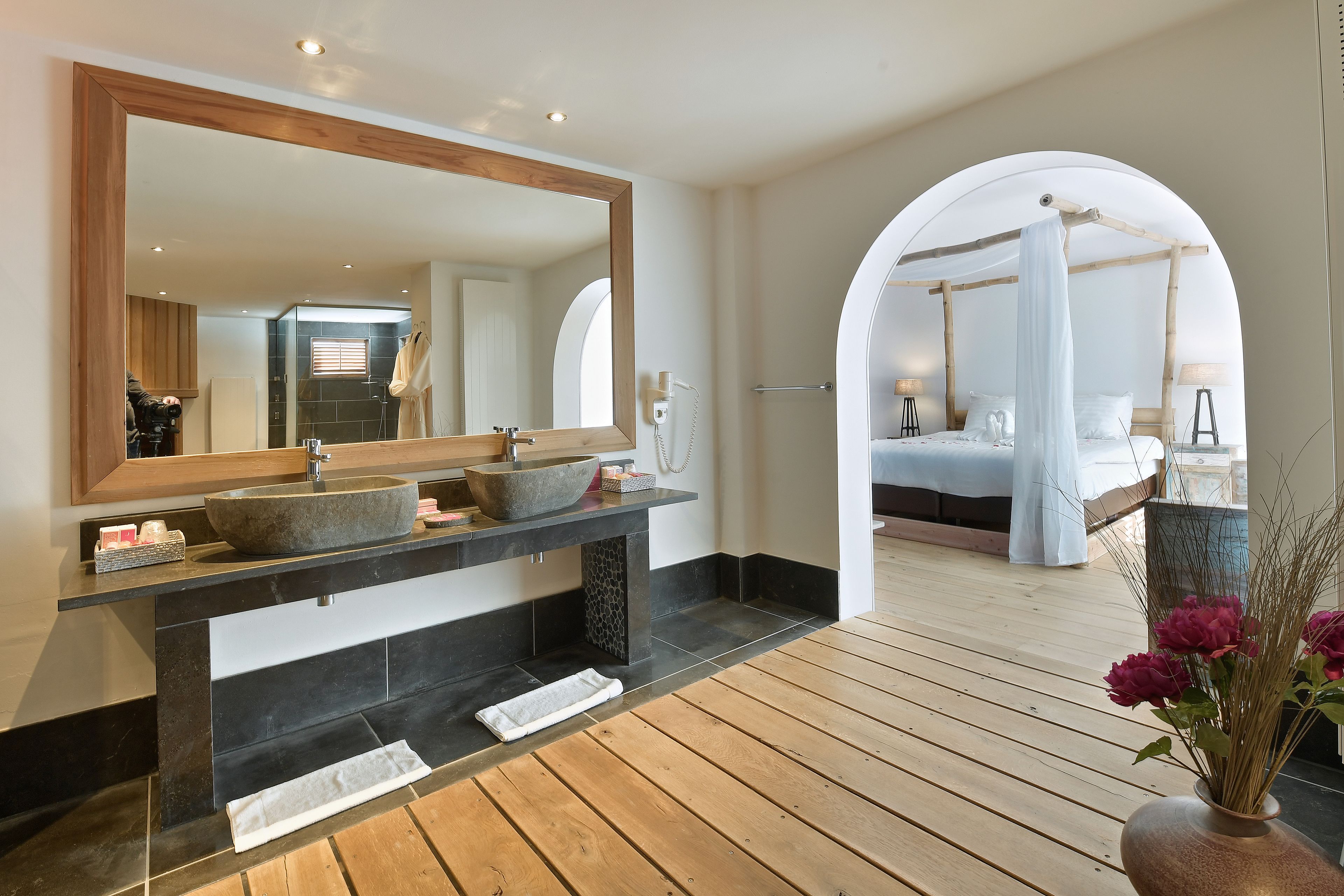 suite, 1 king bed (asia) | 1 bedroom, hypo-allergenic bedding, in-room safe, desk