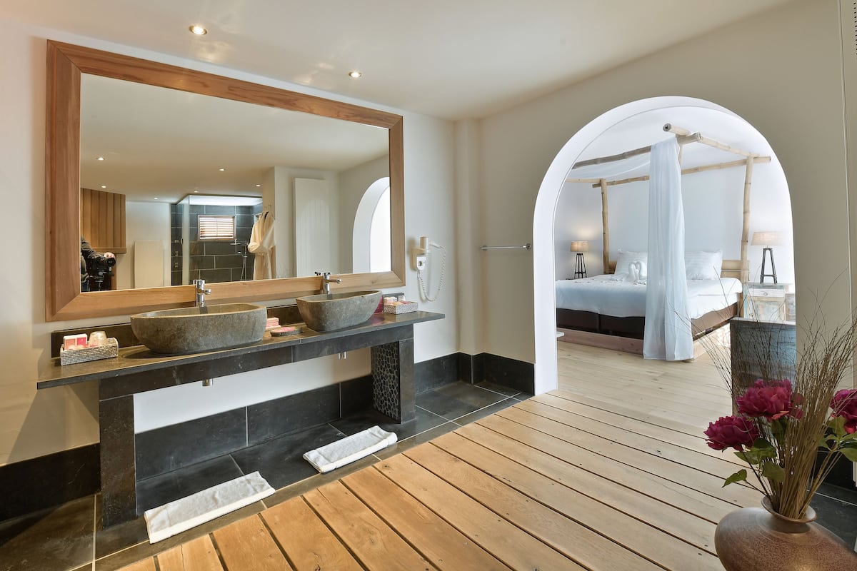 suite, 1 king bed (asia) | 1 bedroom, hypo-allergenic bedding, in-room safe, desk