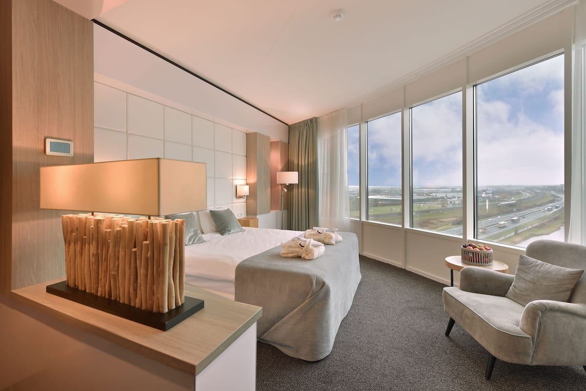 executive room | 1 bedroom, hypo-allergenic bedding, in-room safe, desk