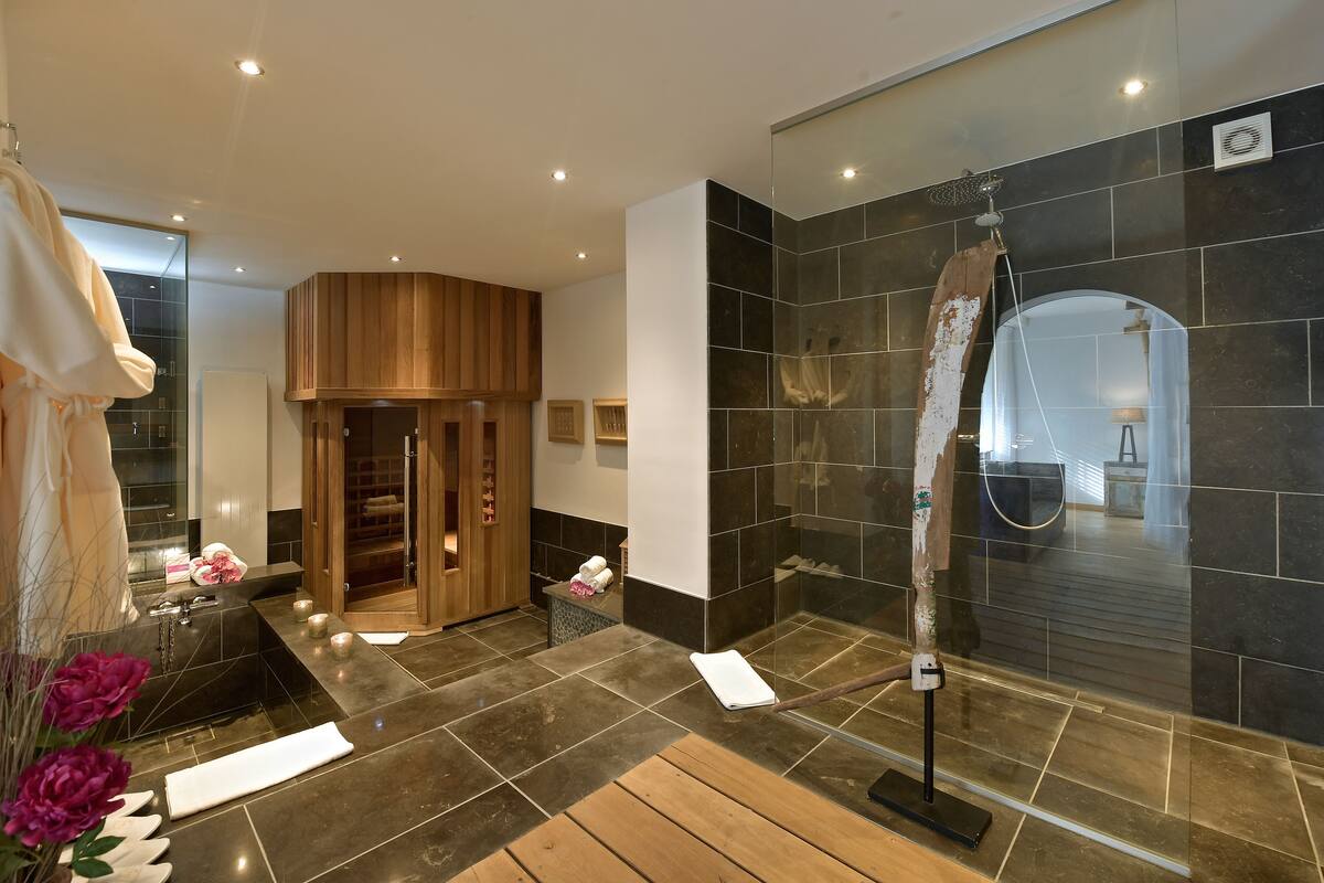 suite, 1 king bed (asia) | 1 bedroom, hypo-allergenic bedding, in-room safe, desk