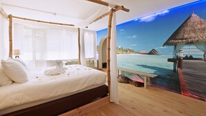 Suite, 1 kingsize-seng (Asia) | Allergitestet sengetøy, safe på rommet, skrivebord og blendingsgardiner