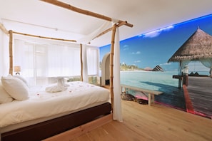 Ropa de cama hipoalergénica y caja de seguridad en la habitación