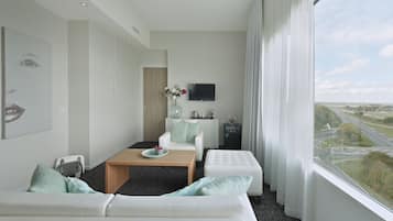 Junior suite | Woonkamer | Een flatscreentelevisie