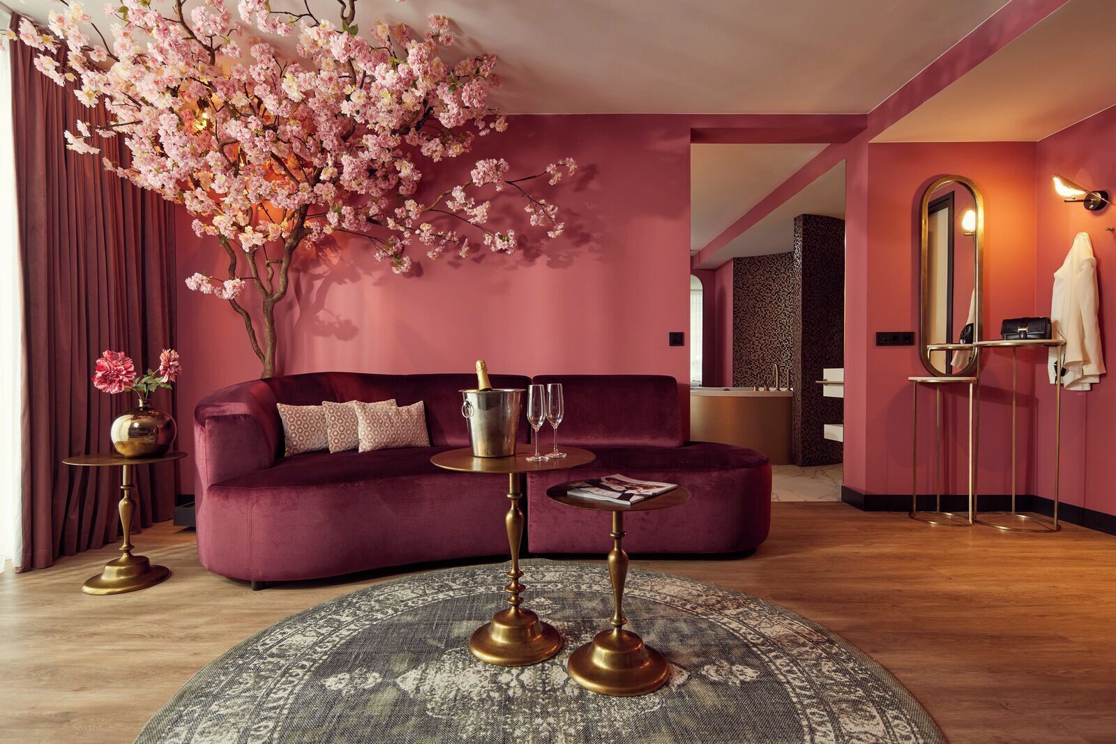 suite, 1 king bed | living area | flat-screen tv