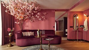 Suite, 1 kingsize-seng | Oppholdsområde | Flatskjerm-TV