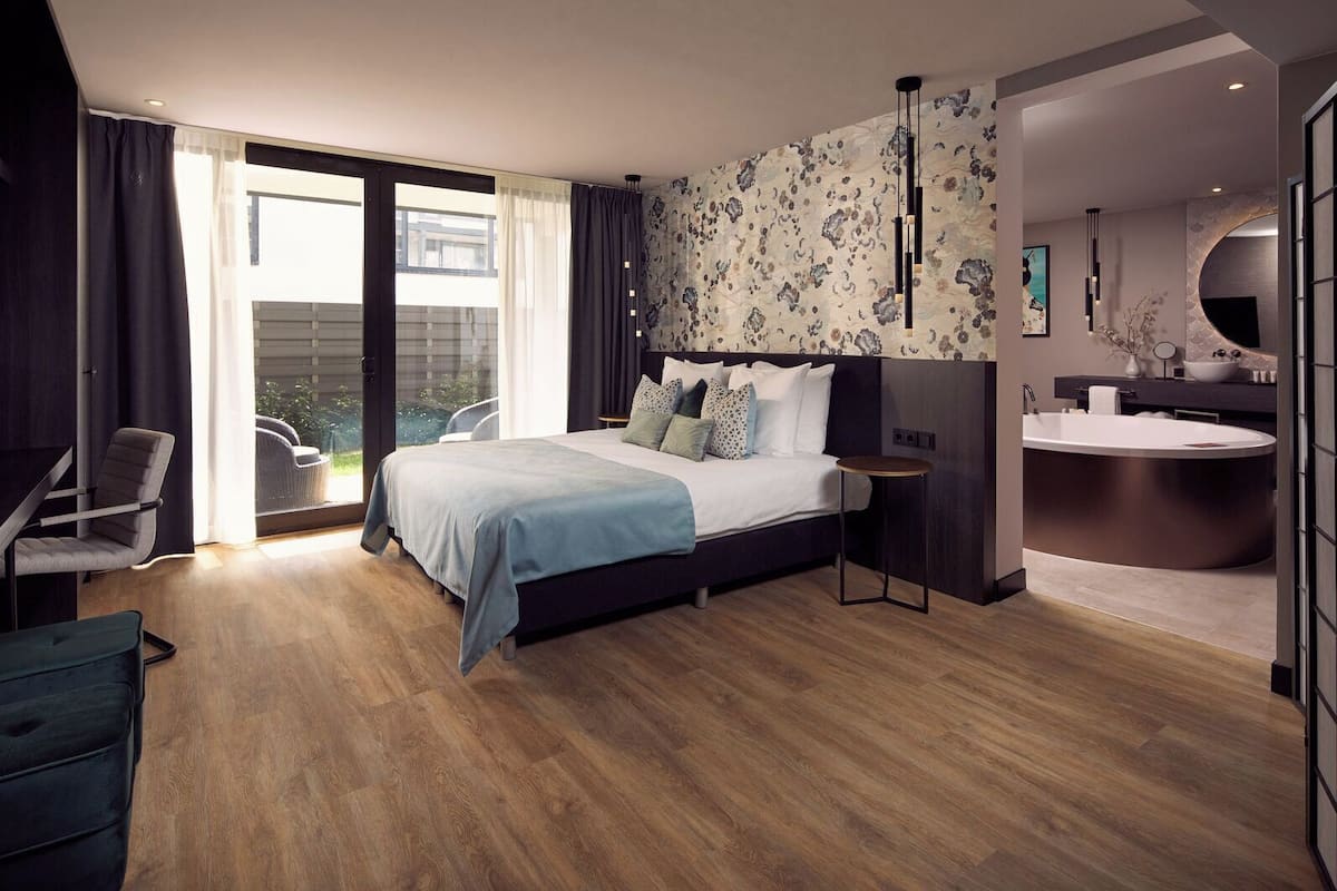 1 bedroom, hypo-allergenic bedding, in-room safe, desk