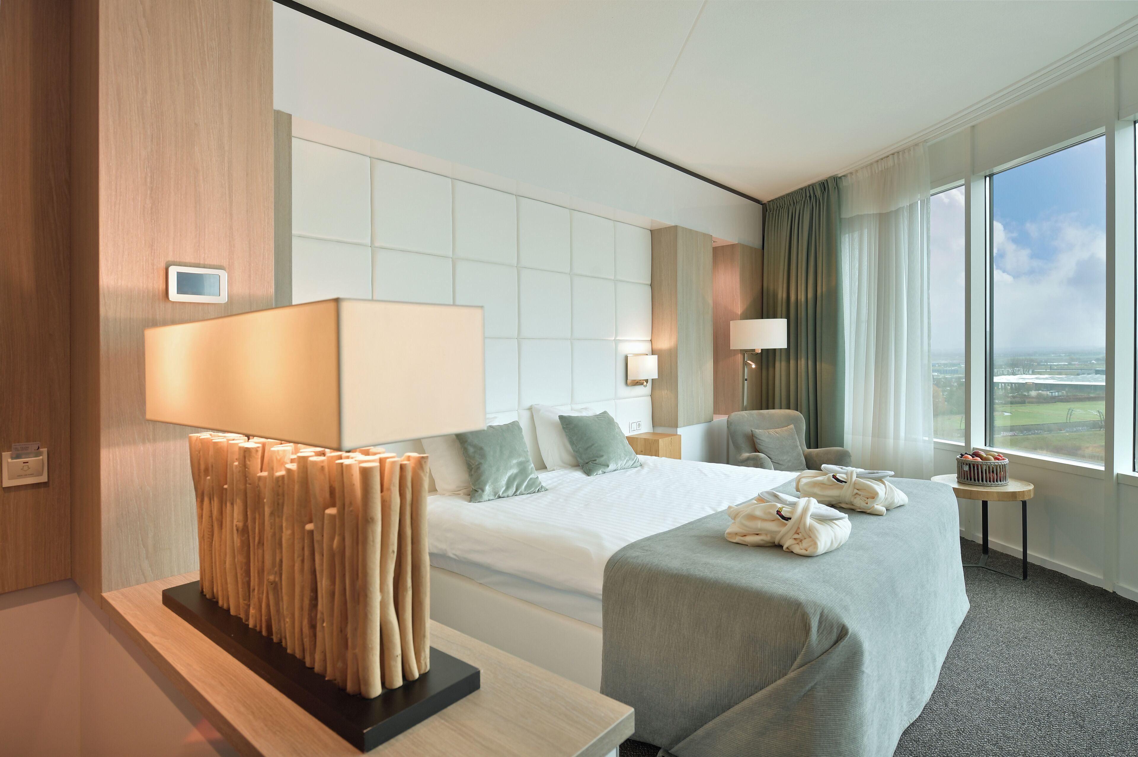 Deluxe vierpersoonskamer | Hypoallergeen beddengoed, een kluis op de kamer, een bureau