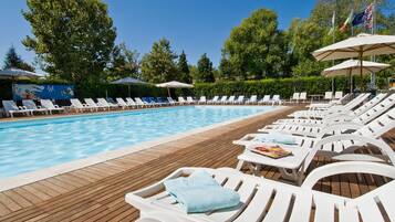Außenpool, Liegestühle
