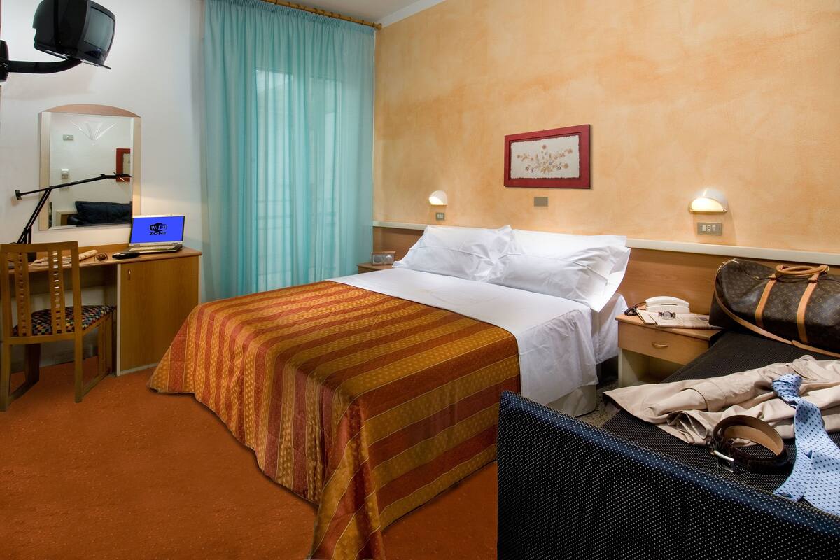 Standard Room | Minibar, in-room safe, soundproofing, cots/infant beds