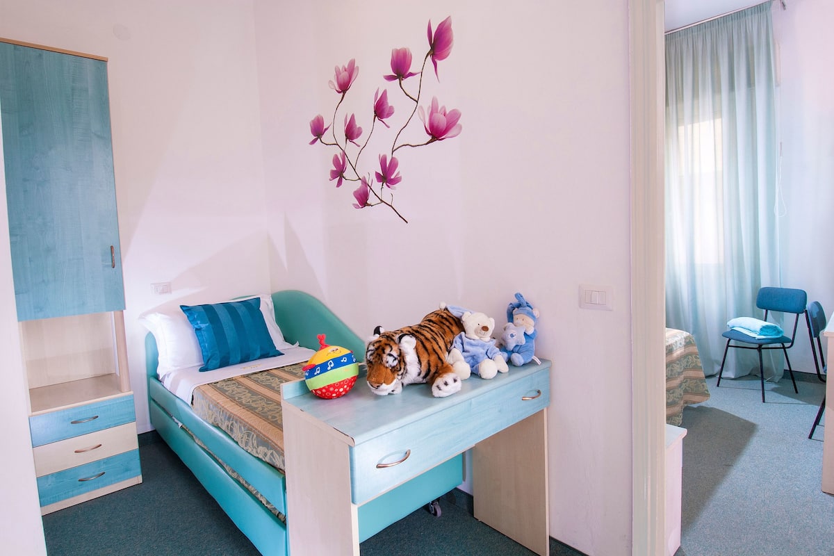 Zimmersafe, schallisolierte Zimmer, Babybetten, Zustellbetten