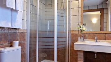 Een douche, gratis toiletartikelen, een bidet, handdoeken