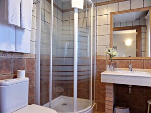 Shower, free toiletries, bidet, towels - Hotel Medina de Toledo (Toledo)