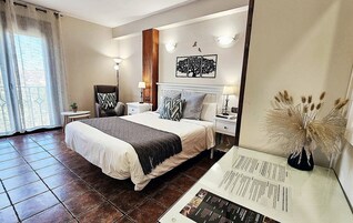 Quarto casal | Roupas de cama premium, cofres nos quartos, escrivaninha