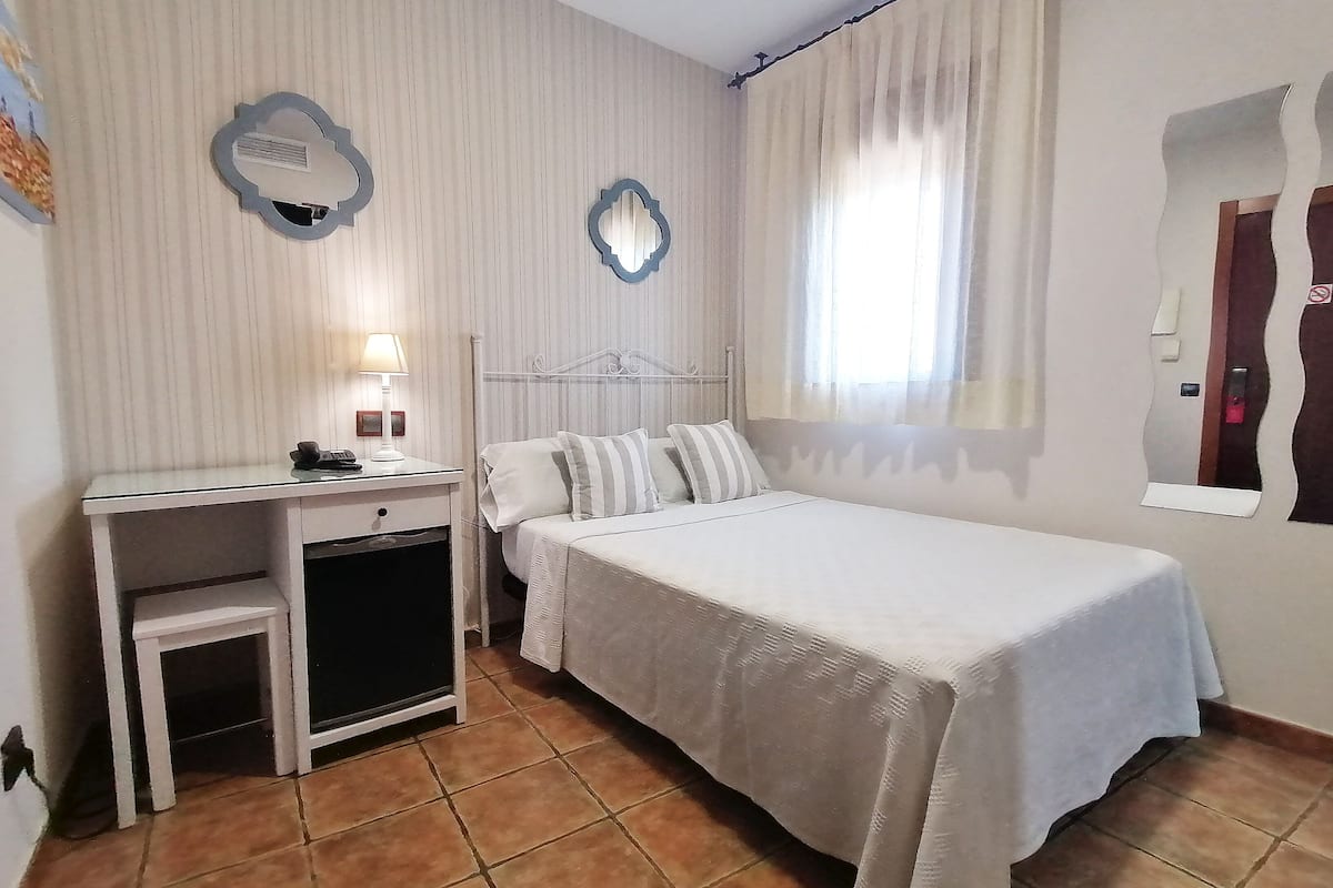 basic single room, 1 double bed | premium bedding, in-room safe, desk, soundproofing