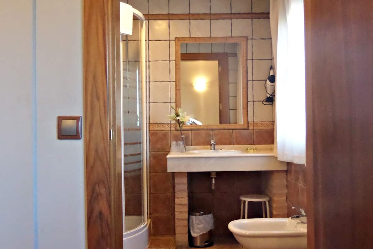 double room | bathroom | shower, free toiletries, bidet, towels