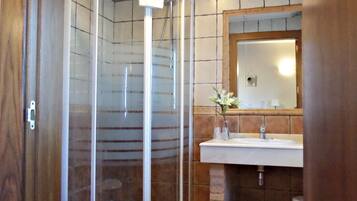 Habitación clásica con 2 camas individuales | Baño | Ducha, artículos de higiene personal gratuitos, bidé y toallas